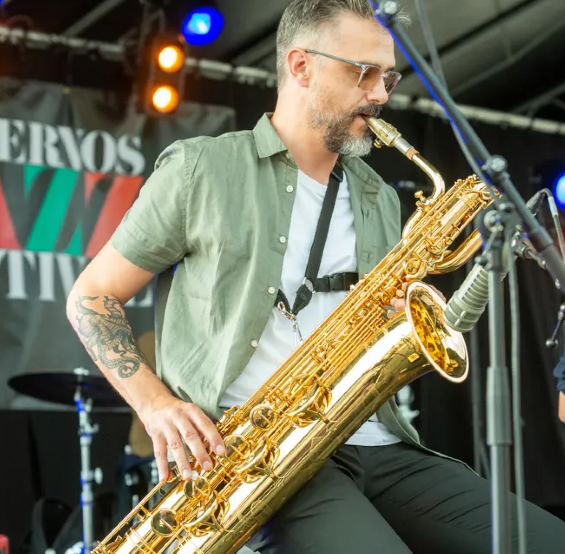 Performance d'un saxophoniste baryton : coordination des équipes musicales internationales. - réalisé par Agence Kulte