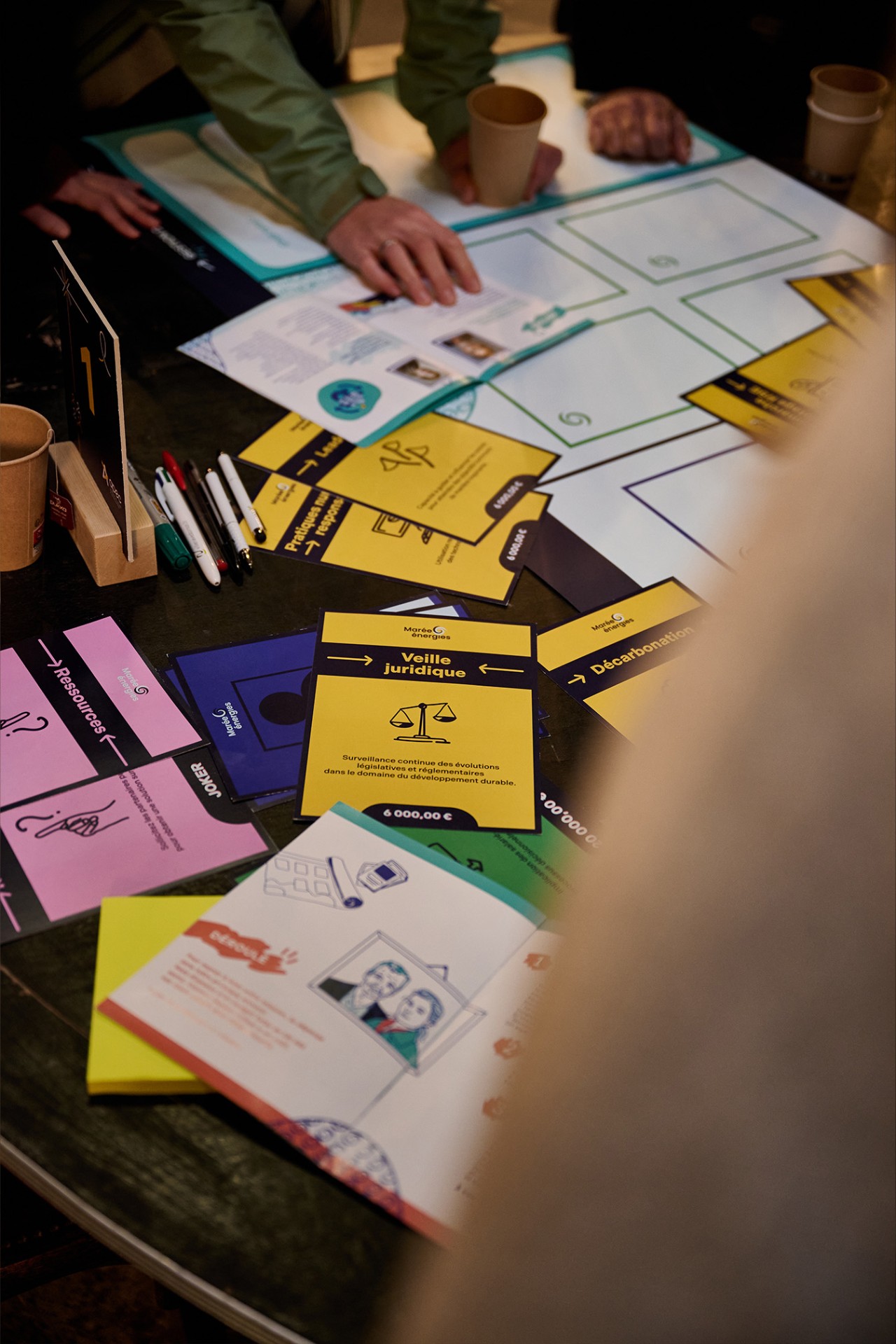 Détails des composantes du jeu Marée Énergies : décarbonation, veille juridique et ressources pour la transition. - réalisé par Agence Kulte