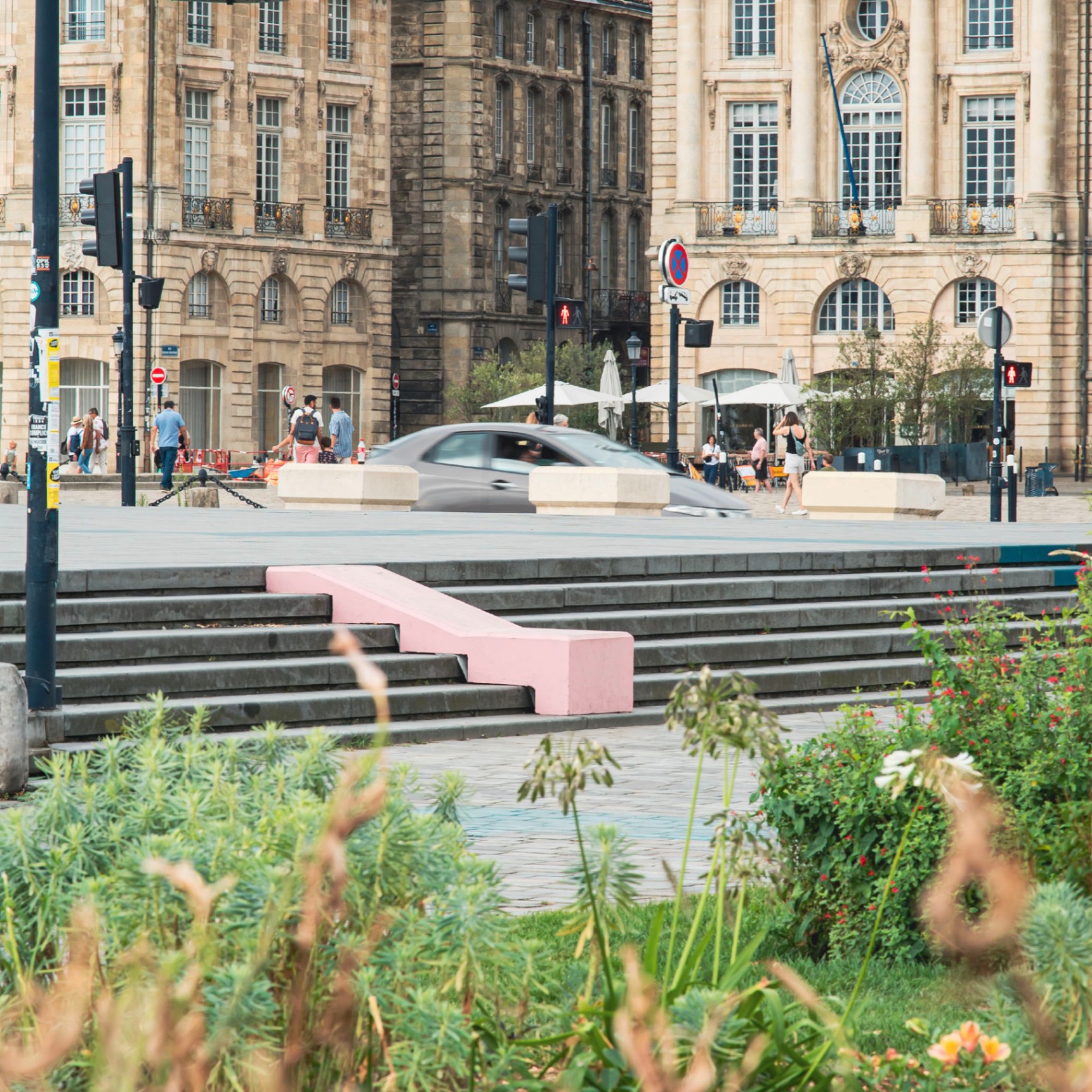 Aménagement urbain éphémère et rampe de design actif intégrée au patrimoine bordelais. - réalisé par Agence Kulte