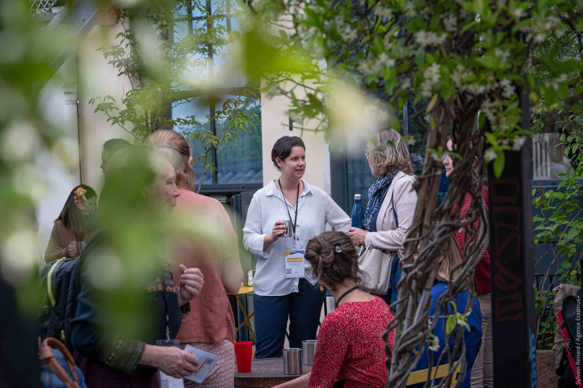 Échanges informels et networking lors d'une conférence européenne Erasmus+. - réalisé par Agence Kulte