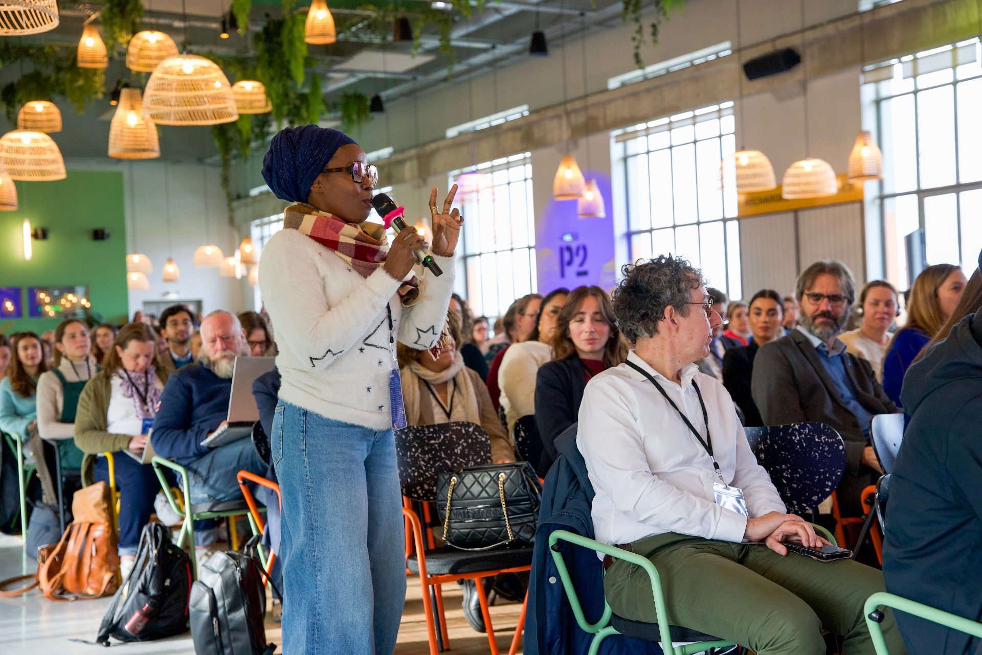 Interaction et prise de parole d'une participante lors d'un forum Erasmus+ de Paris Nanterre géré par le secrétariat d'événements Kulte. - réalisé par Agence Kulte