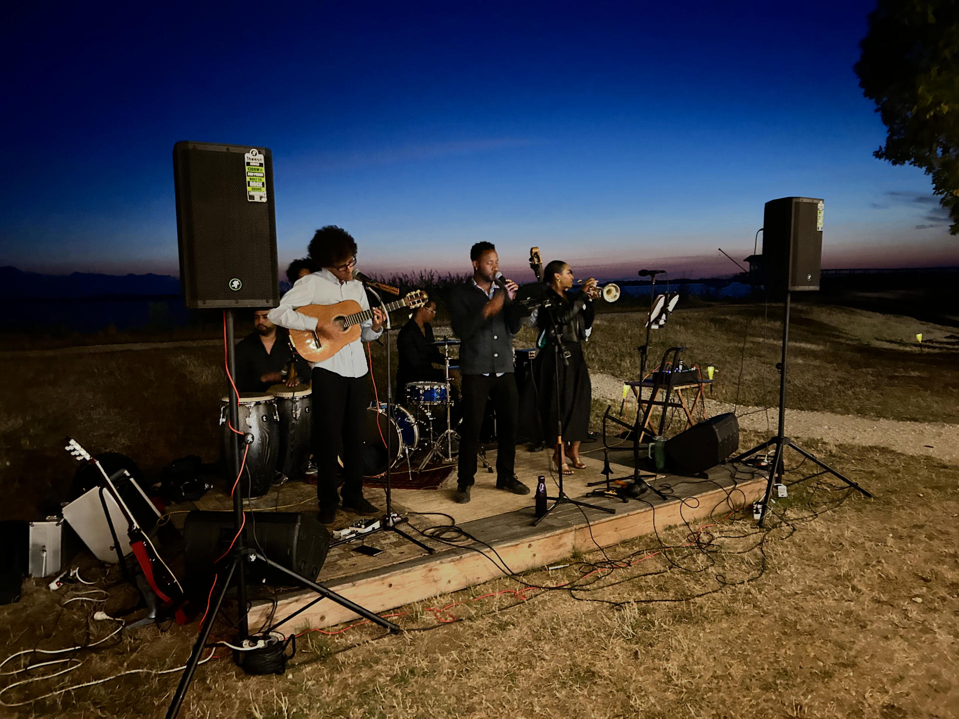 Concert live au coucher du soleil sur les berges de la Gironde, programmation musicale de la Guinguette du Peyrat. - réalisé par Agence Kulte