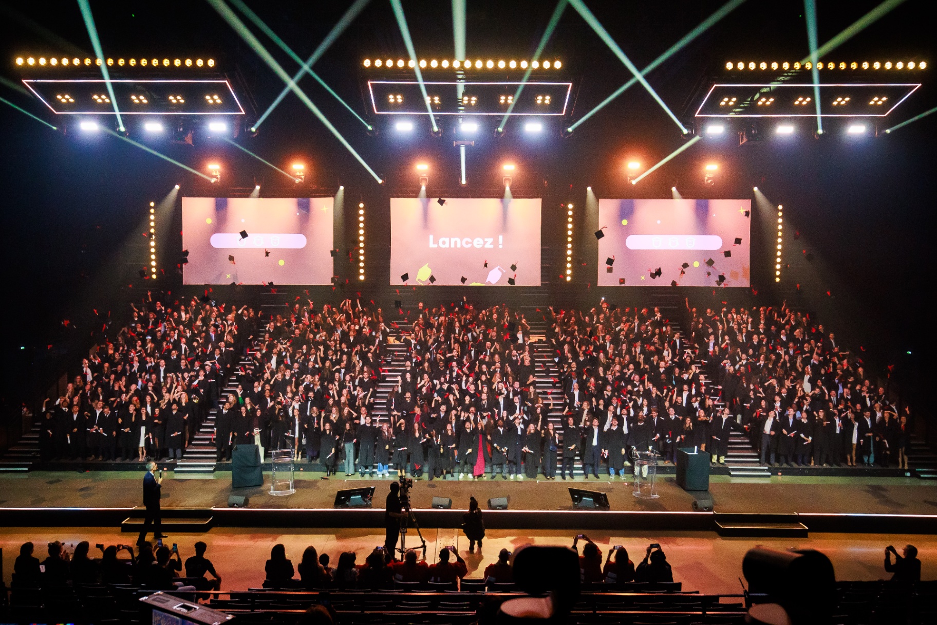 Célébration collective et lancer de mortiers lors de l'événement de remise de diplômes illustrant la force de la communauté Kedge. - réalisé par Agence Kulte