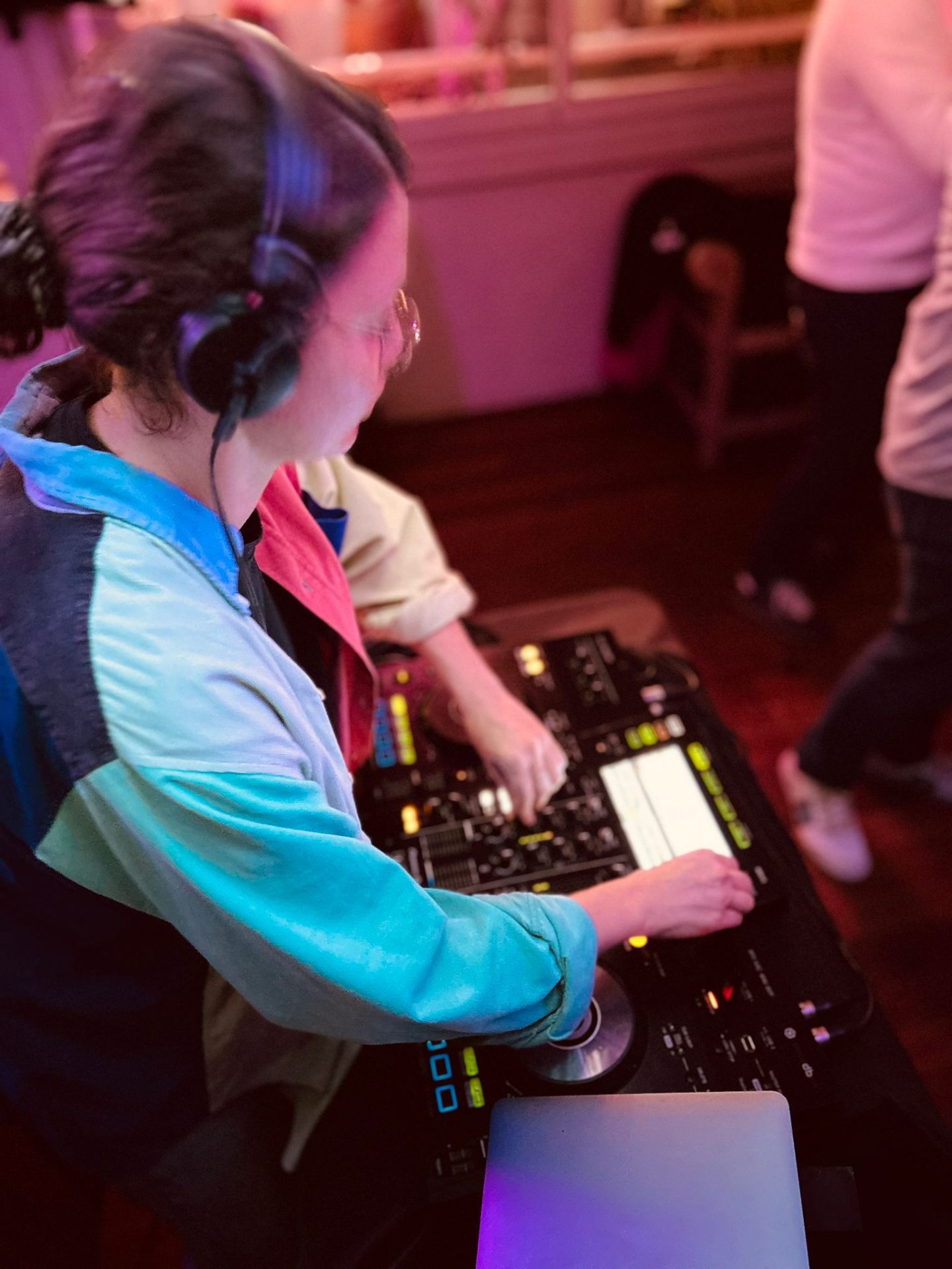 DJ Barry aux platines pour la clôture du Very Importers Meeting de Krombacher. - réalisé par Agence Kulte