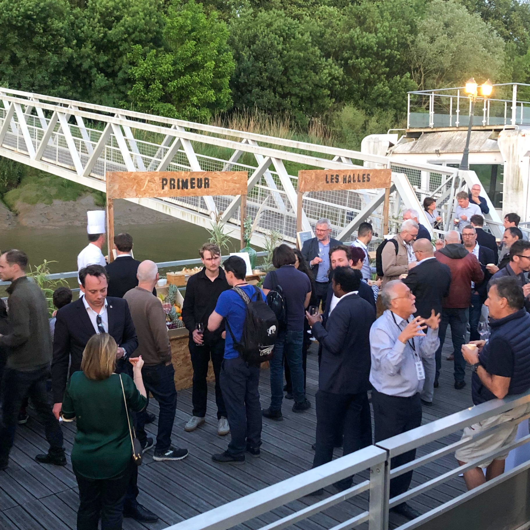 Session de networking sur les quais de Bordeaux avec des comptoirs en bois de réemploi labellisés Primeur et Les Halles. - réalisé par Agence Kulte