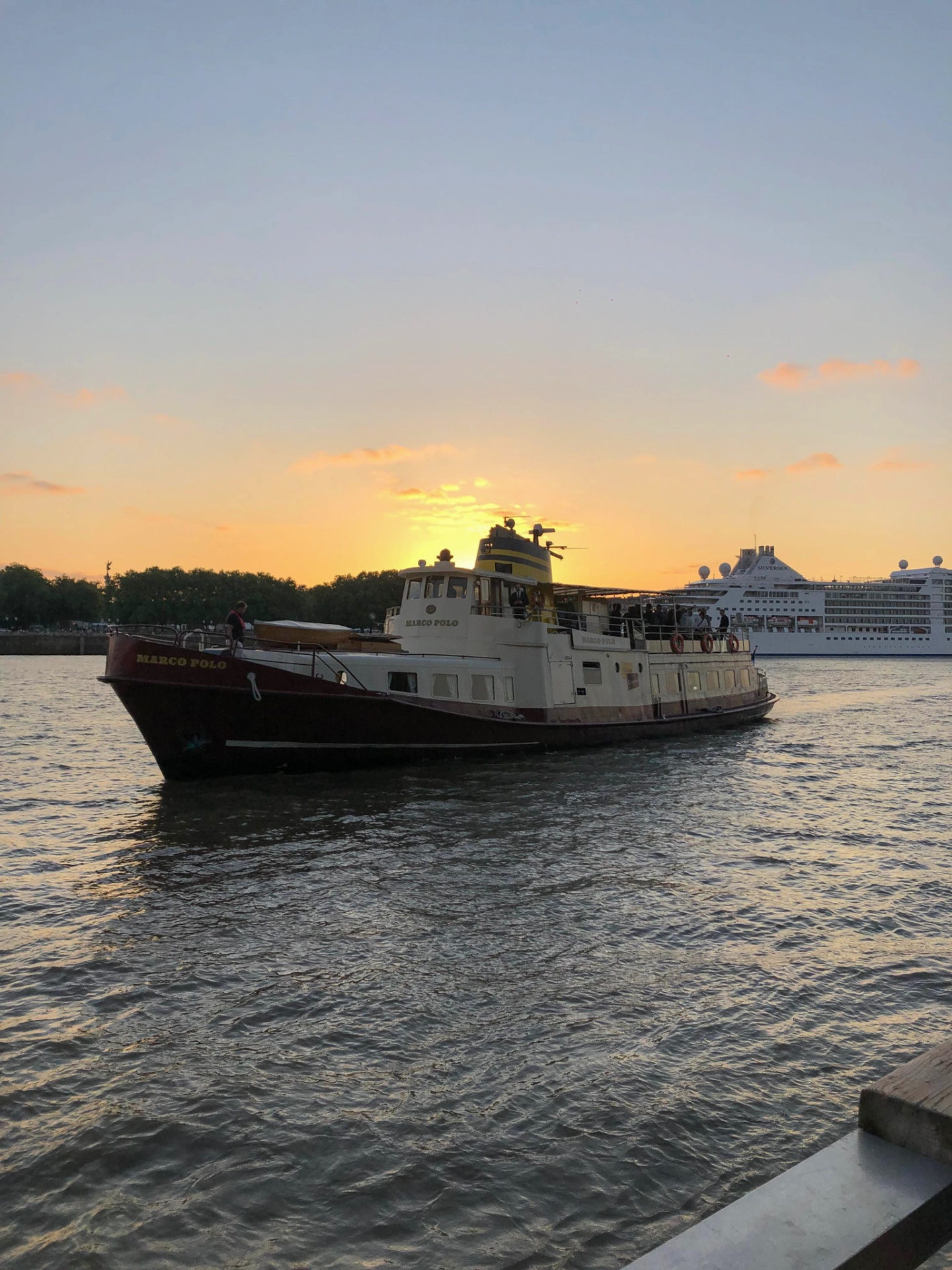 Vue du bateau Marco Polo sur la Garonne au coucher du soleil, privatisé pour le congrès international de l'INRAE. - réalisé par Agence Kulte