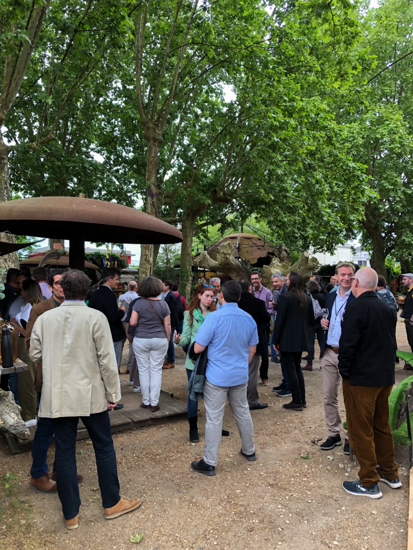 Cocktail déjeunatoire en extérieur sous les platanes, illustrant la dimension conviviale et responsable de l'événement. - réalisé par Agence Kulte