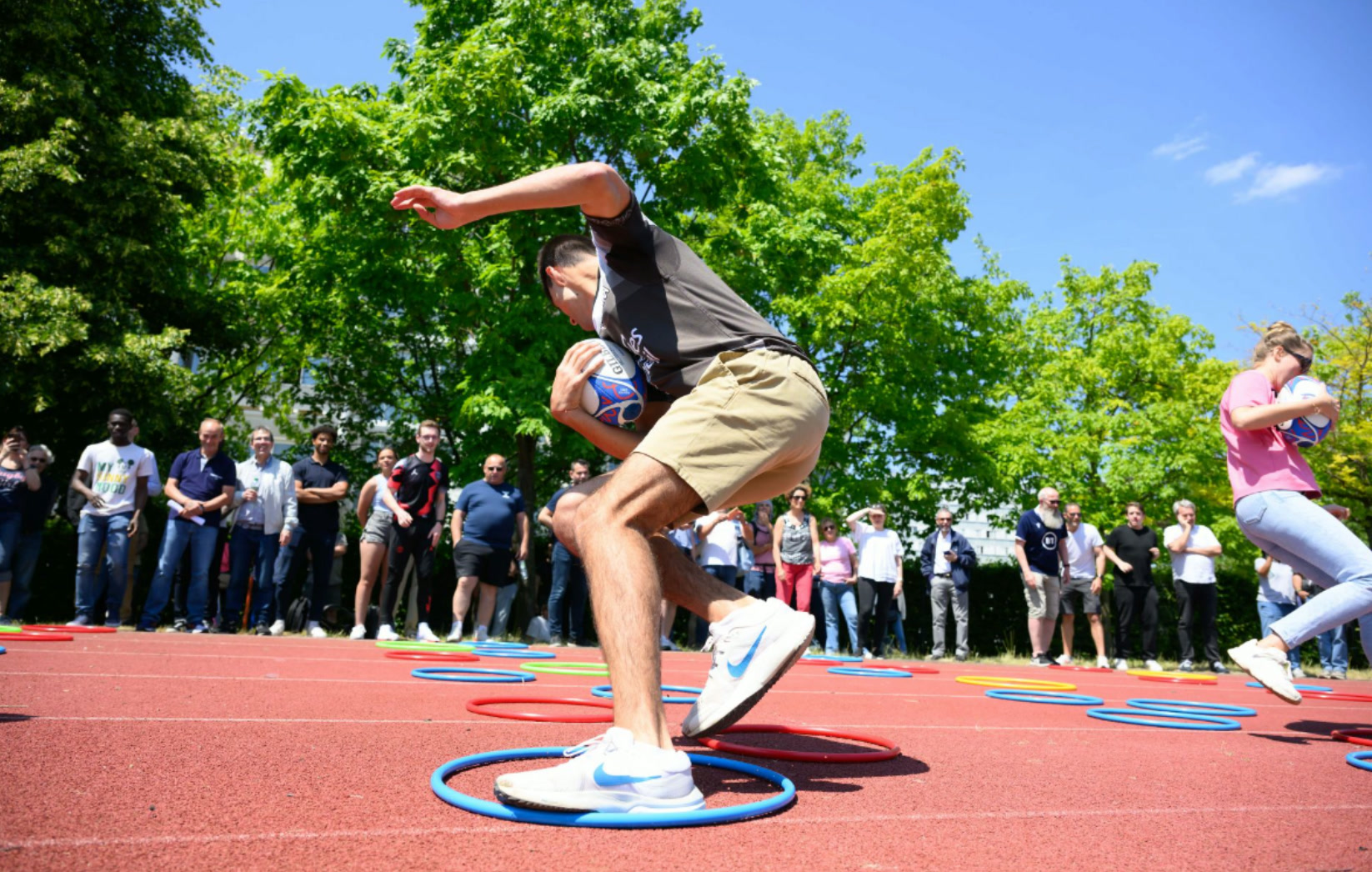 Épreuve sportive en extérieur — parcours d'agilité avec ballon officiel RWC 2023 pour les volontaires - réalisé par Agence Kulte