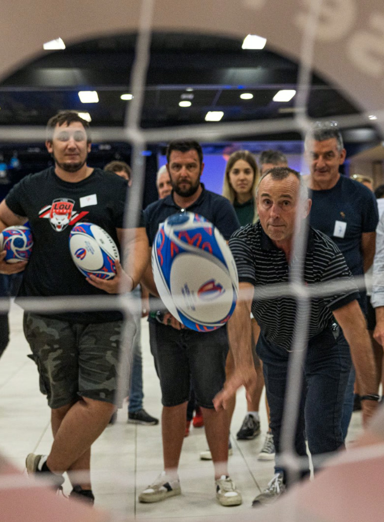 Épreuve de précision au lancer de ballon — team building immersif Coupe du Monde de Rugby 2023 - réalisé par Agence Kulte