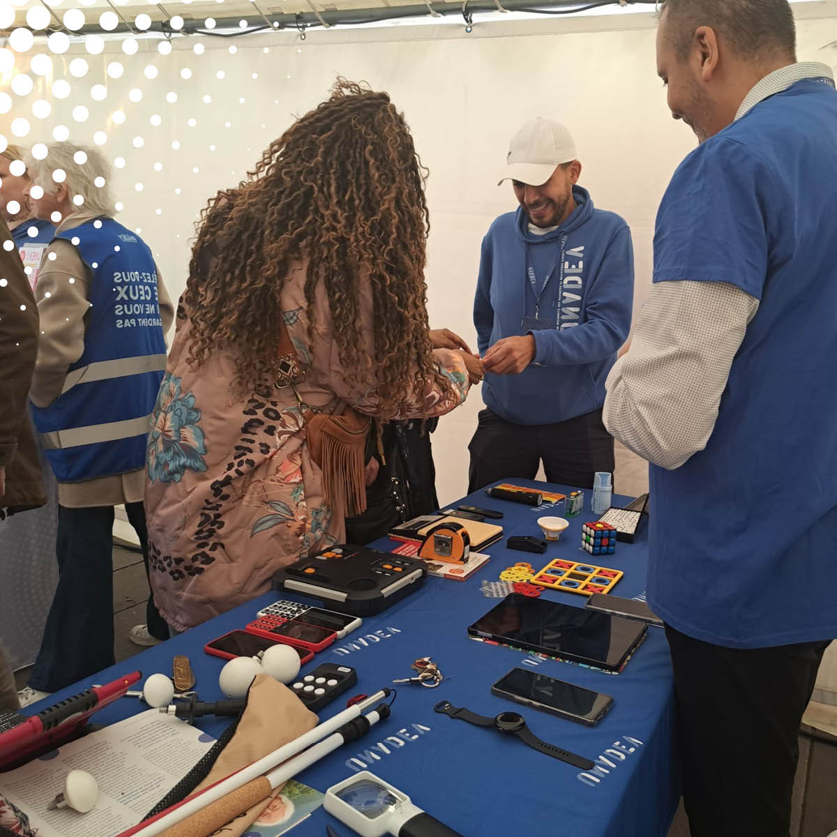 Stand de sensibilisation aux aides techniques pour déficient·e·s visuels lors de la Journée mondiale de la vue organisée par l'UNADEV. - réalisé par Agence Kulte