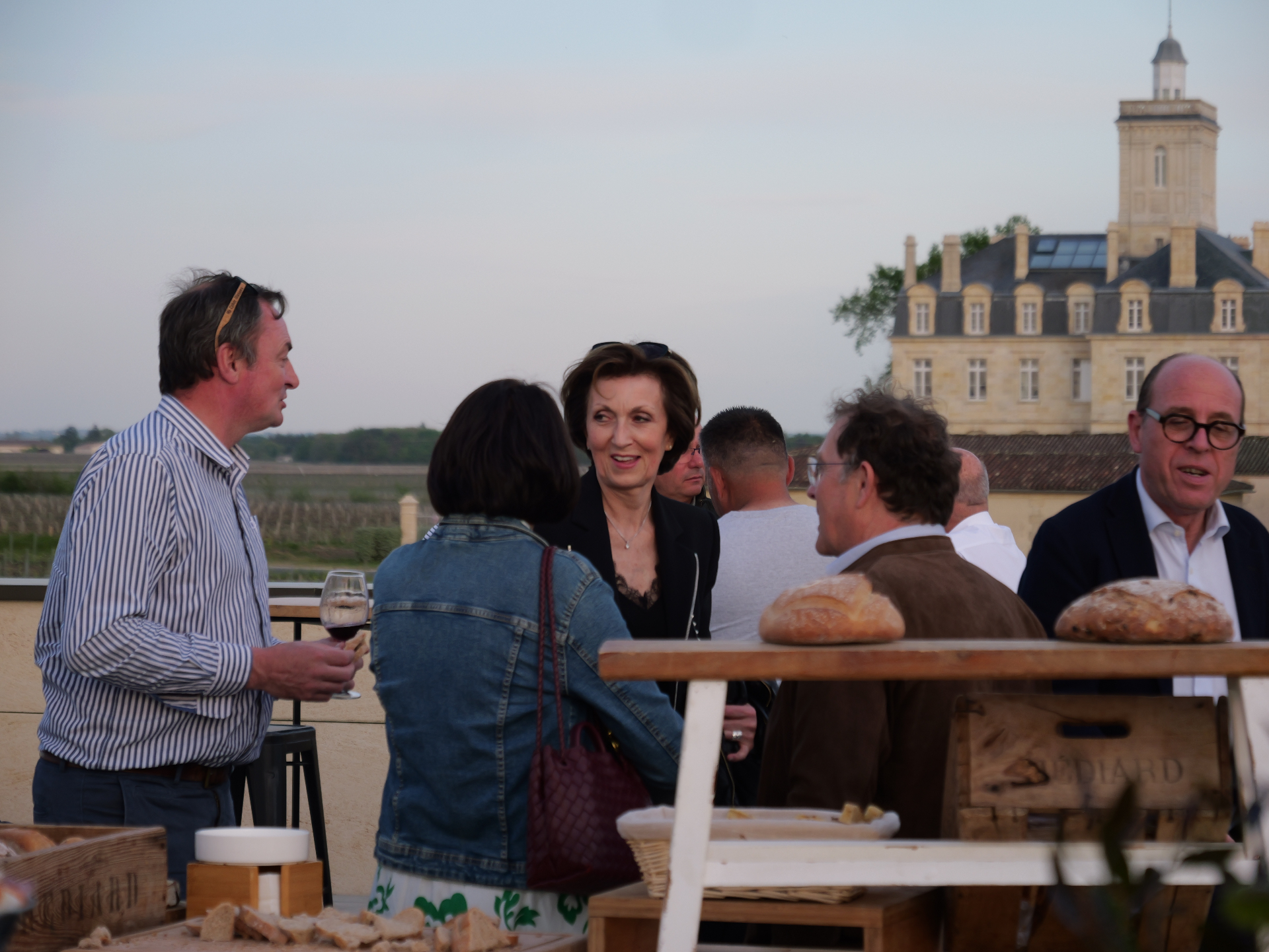 Cocktail apéritif lors de l'événement d'inauguration des nouveaux chais au milieu du vignoble des vins de Bordeaux - réalisé par Agence Kulte